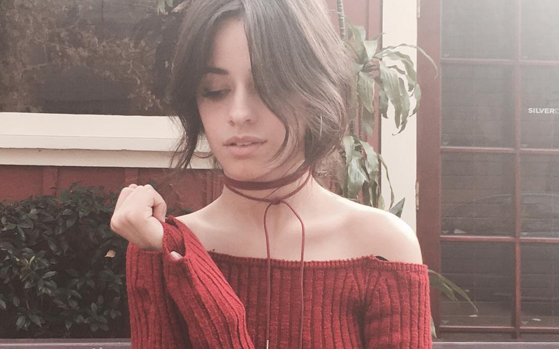 camila cabello com blusa vermelha