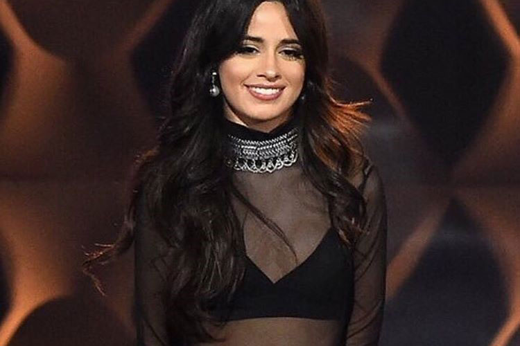 camila cabello sorrindo no billboard