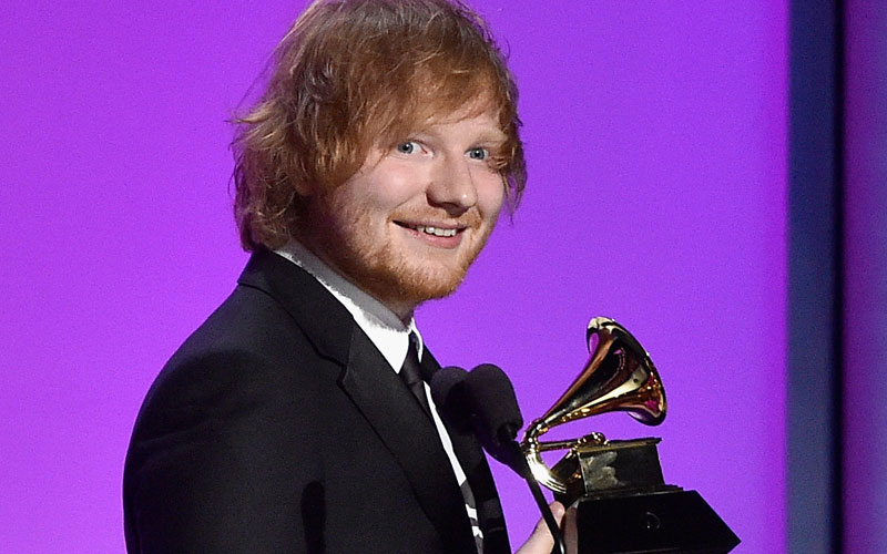 ed sheeran segurando seu grammy