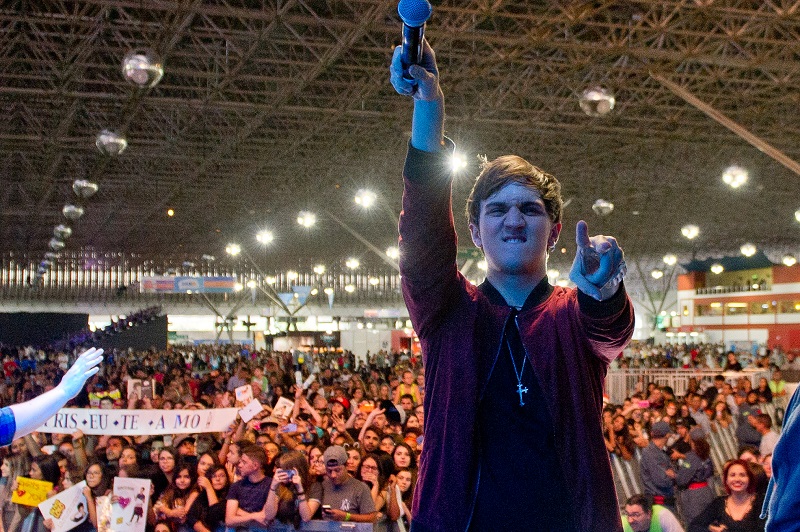 Christian com microfone na mão