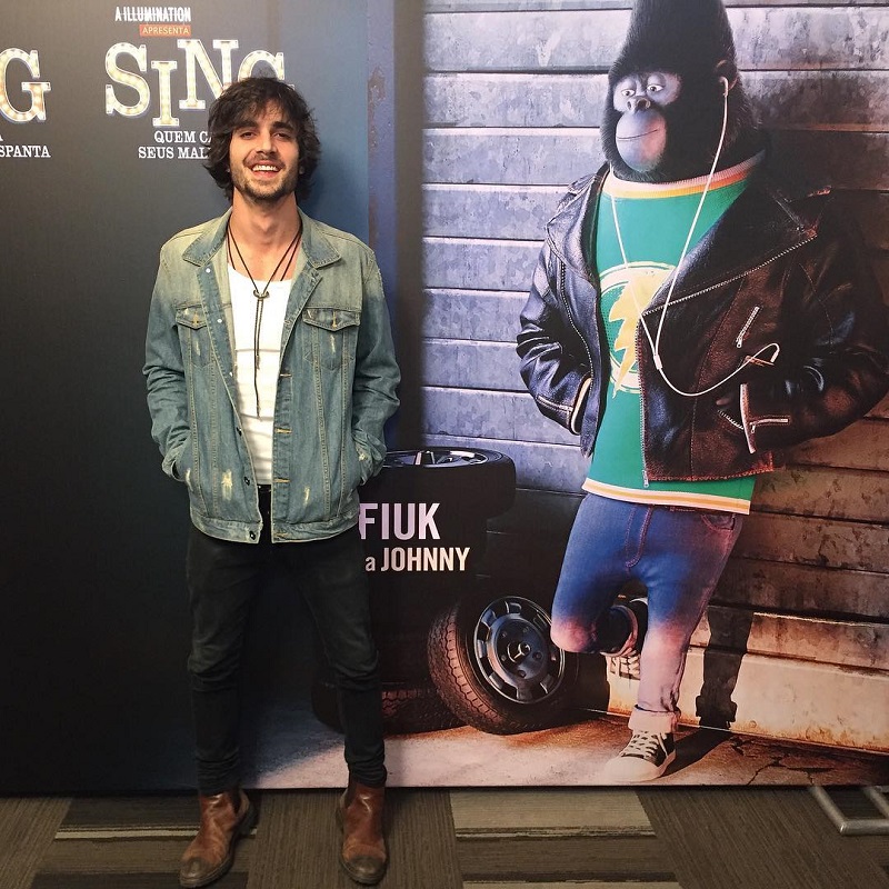 Fiuk e seu personagem na animação Sing