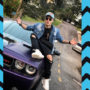 mc kevinho sentado em carro roxo, usando jaqueta jeans e roupa preta, com boné e óculos escuros