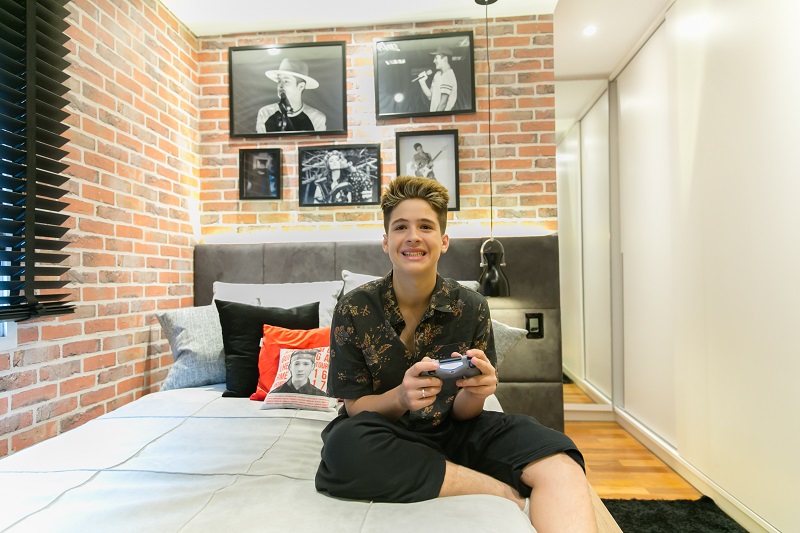 João Guilherme em seu quarto novo