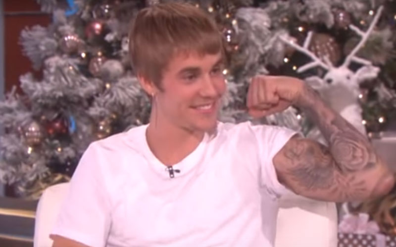 justin bieber mostrando o muque