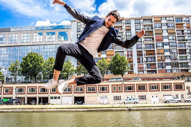 DJ Kungs dando um salto, com cidade ao fundo