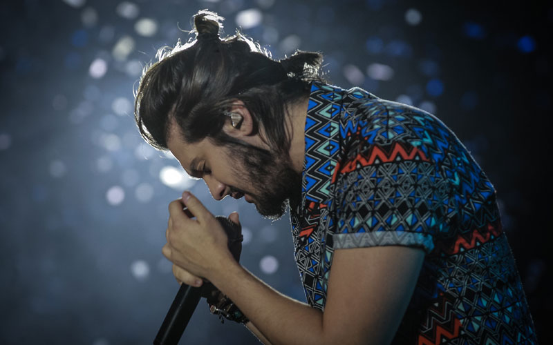 luan santana cantando emocionado no garota vip
