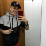 mc kevinho faz sinal de paz com os dedos em selfie no espelho