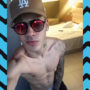 mc kevinho sem camisa exibindo tanquinho