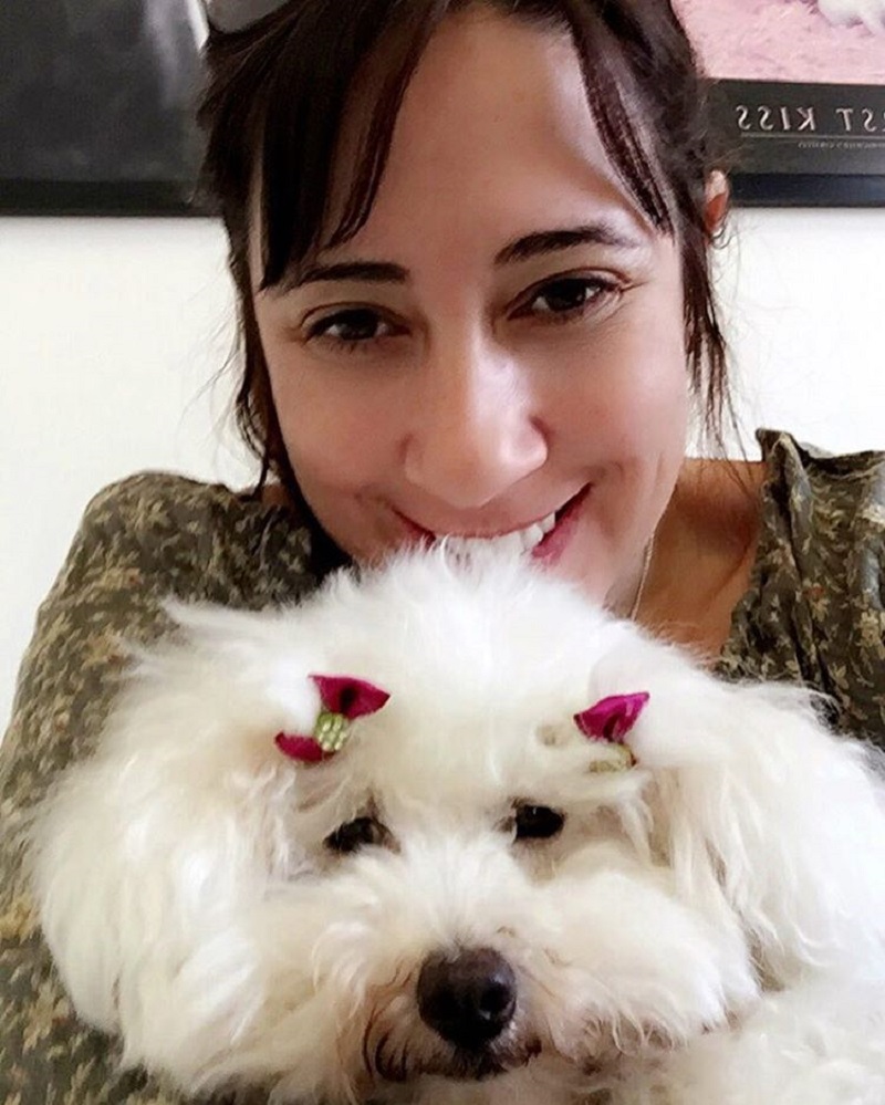 Paula Pimenta em selfie com sua cachorrinha