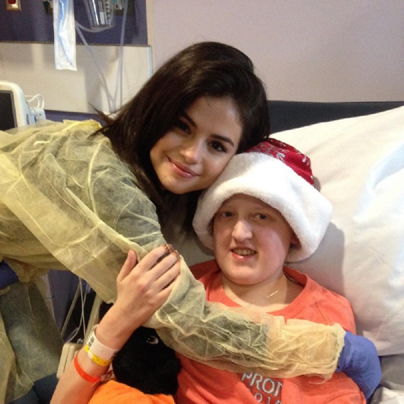 Selena Gomez visita hospital infantil no Natal
