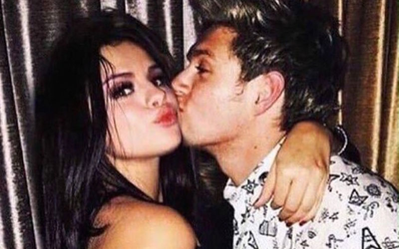 Selena Gomez e Niall Horan dando um beijo na bochecha