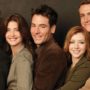 personagens de how I met your mother enfileirados, sorrindo, em fundo preto