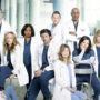 personagens de grey's anathomy em hospital, usando uniformes médicos