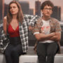 Casal protagonista da série Love lado a lado, olhando para lados opostos