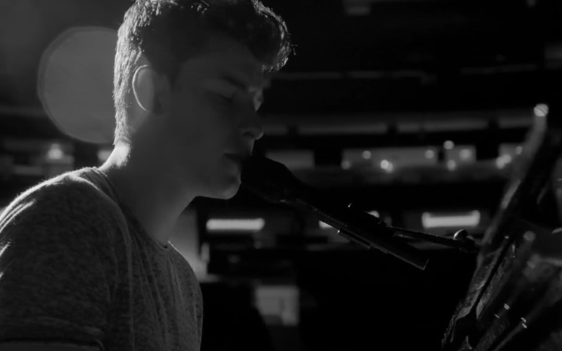 Shawn Mendes faz linda versão acústica de "Mercy"