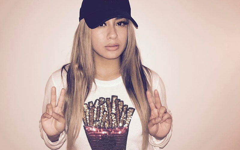 ally brooke, da fifth harmony, com camiseta de batata frita