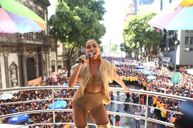 anitta em seu trio elétrico no carnaval