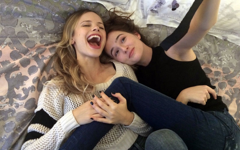 Duas meninas do filme antes que eu vá rindo na cama