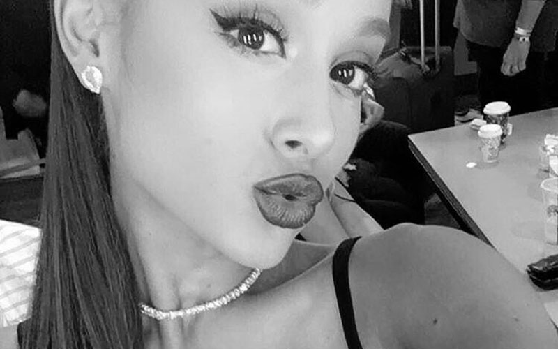 ariana grande em selfie fazendo biquinho