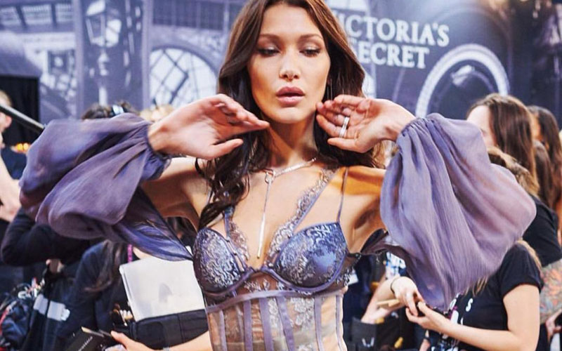 bella hadid maravilhosa com roupa da victoria secrets