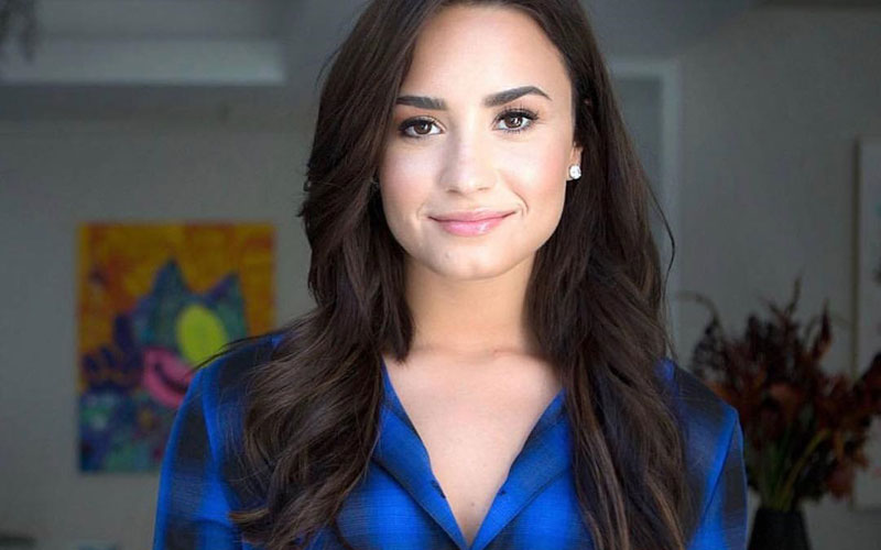 demi lovato com blusa xadrez azul