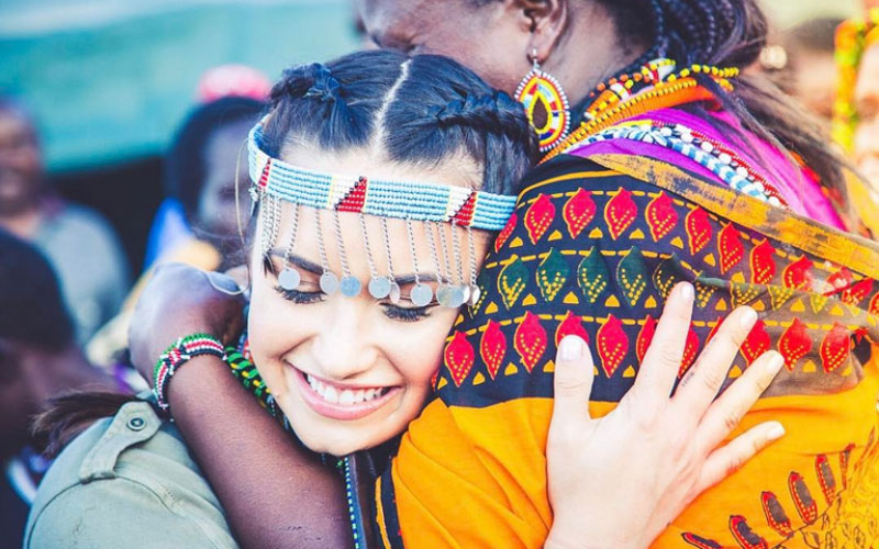 demi lovato abraçando alguém na quênia