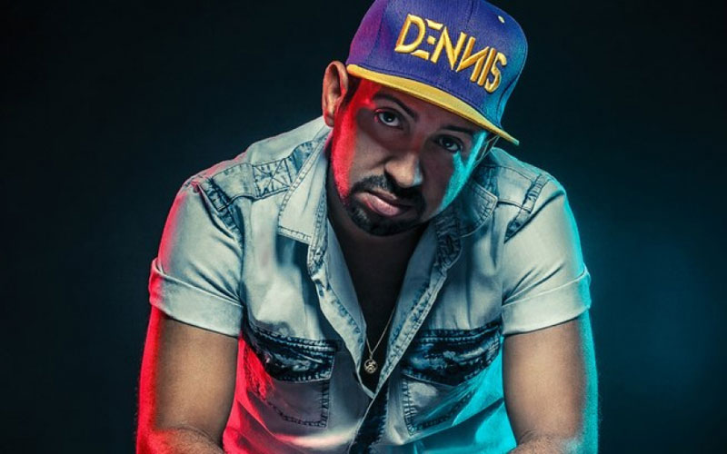 dennis dj com boné escrito ''dennis''