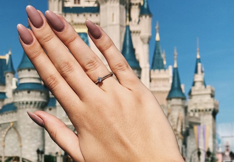 Niina Secrets mostrando suas unhas com esmalte nude