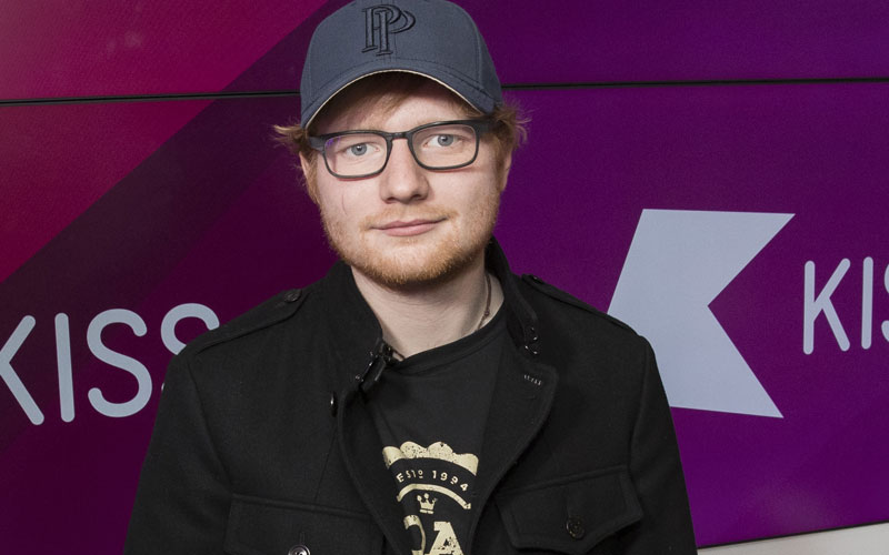 ed sheeran usando um boné e óculos