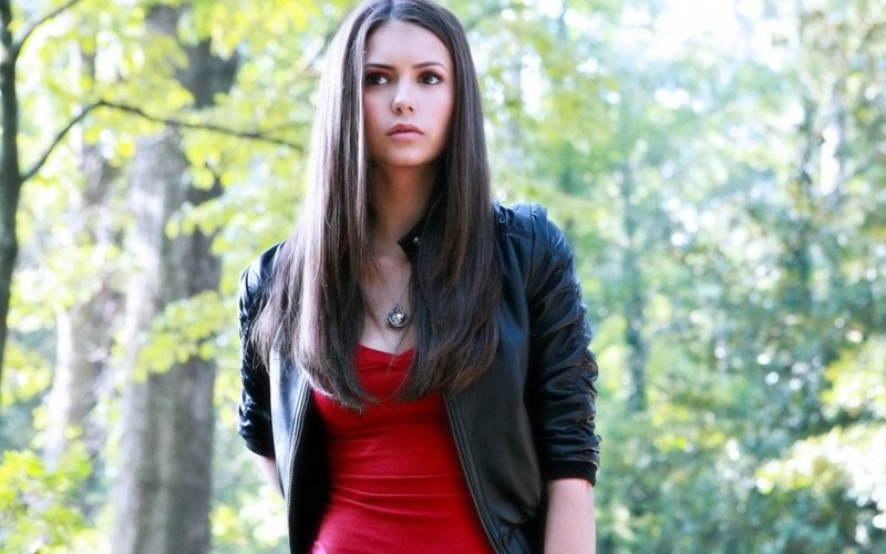 Nina dobrev como elena gilbert em the vampire diaries