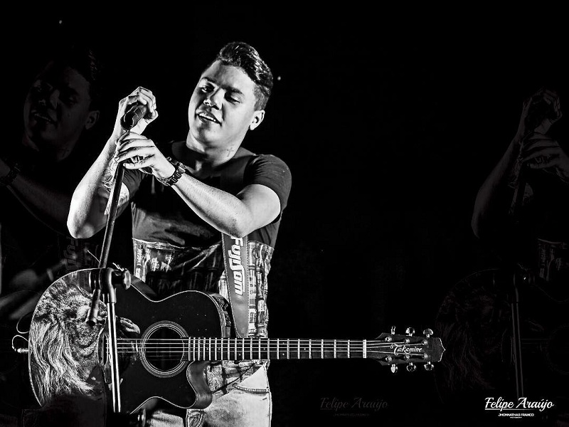 Felipe Araujo cantando no palco