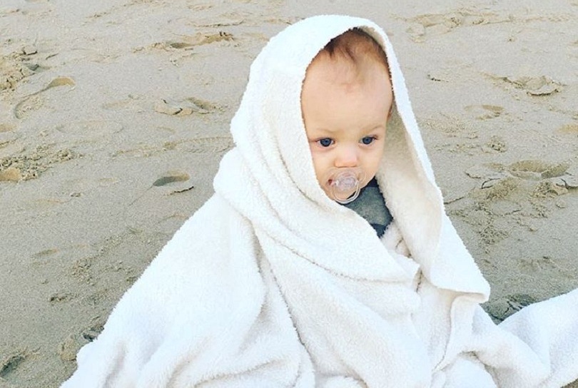Freddie, filho de Louis Tomlinson na praia