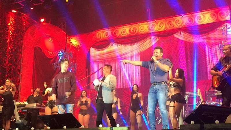 João Guilherme, Leonardo e Eduardo Costa no palco, durante show