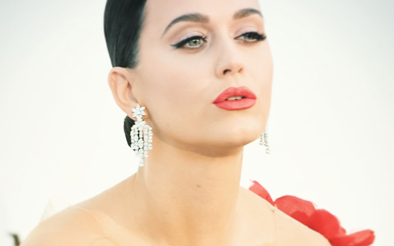 katy perry com delineador e batom vermelho
