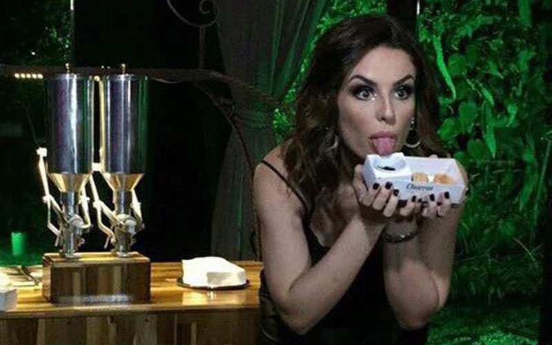 kéfera com seu bolo de aniversário