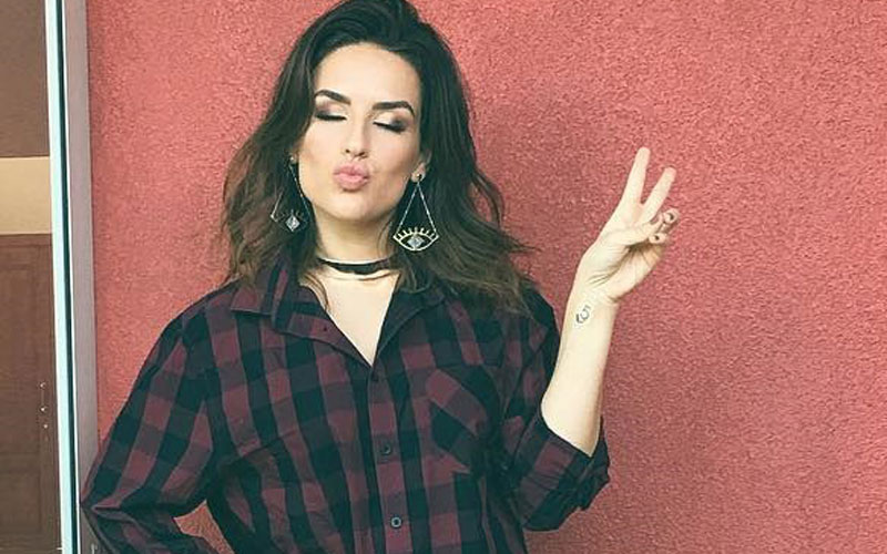 kéfera fazendo biquinho e símbolo da paz de camisa xadrez