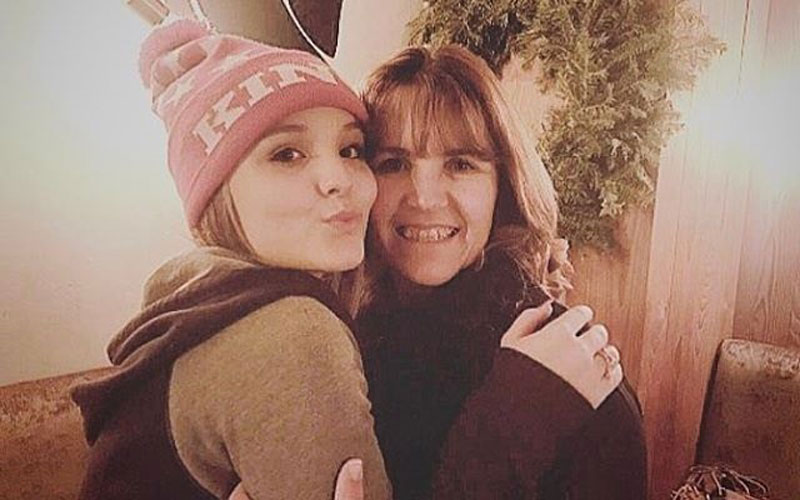 larissa manoela de touca rosa e sua mãe