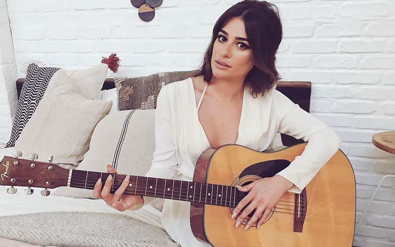 lea michele tocando violão