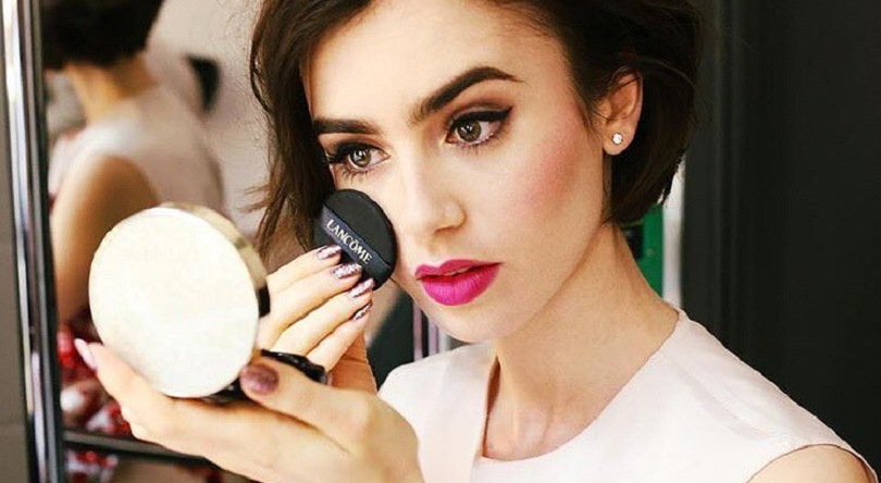 Lily Collins se maquiando