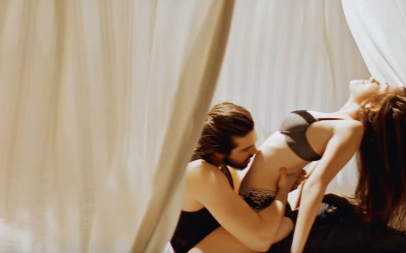 luan santana beijando modelo no clipe de acordando o predio