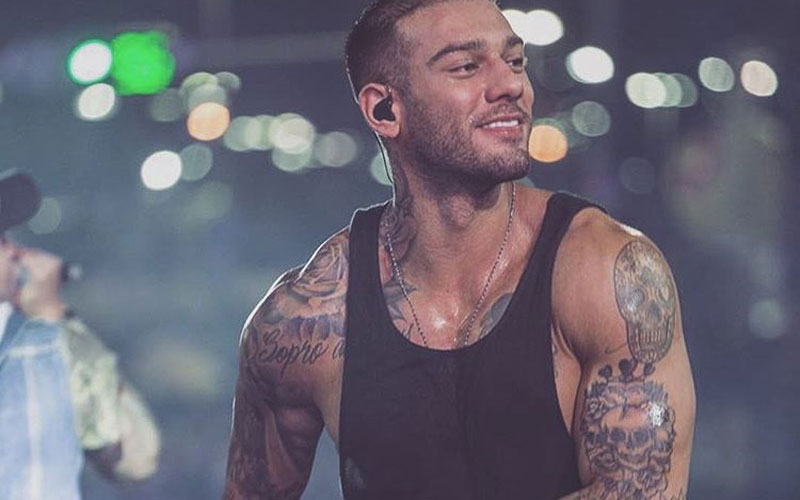 lucas lucco com braços tatuados de fora