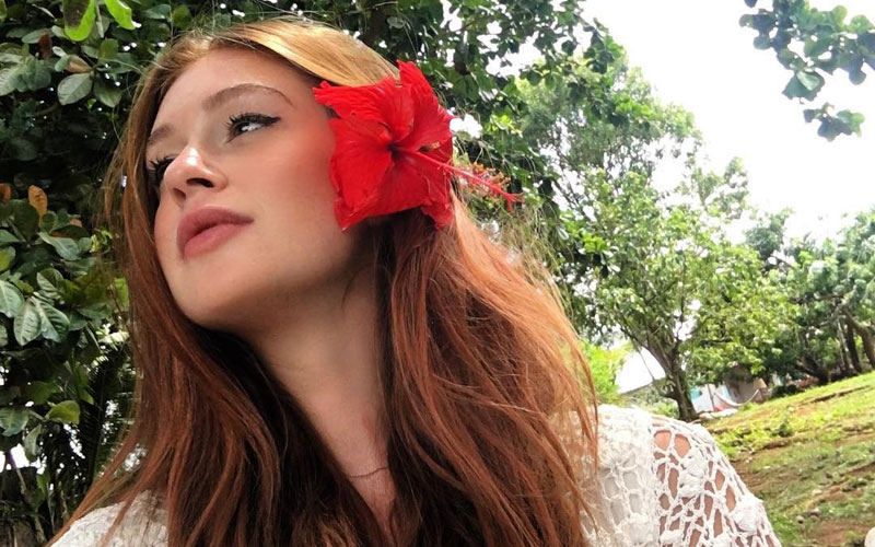 marina ruy barbosa com flor vermelha na cabeça