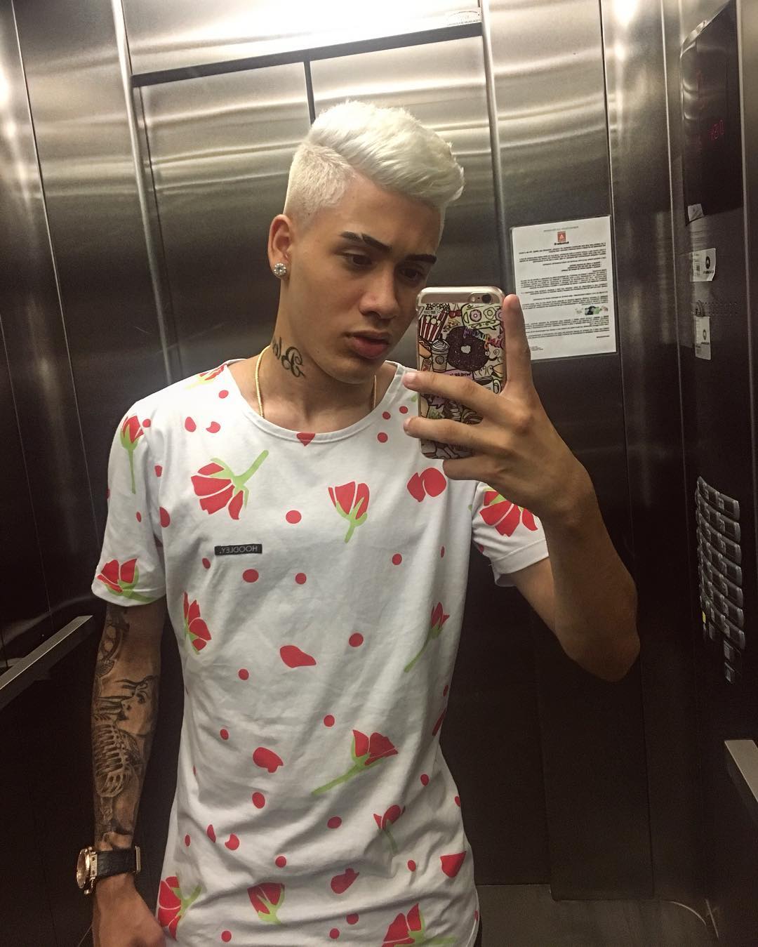 Cantor tirando selfie em espelho de elevador