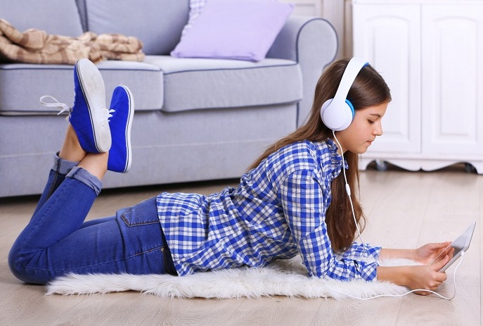 Garota ouvindo música no tablet