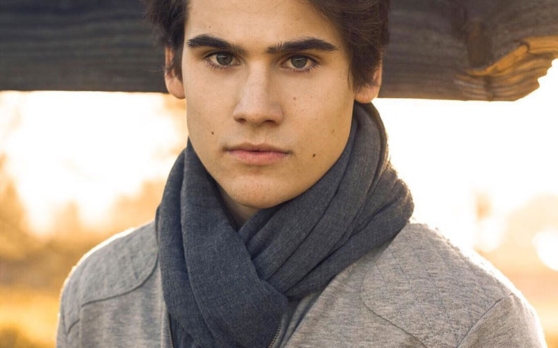 nicolas prattes com cachecol no frio