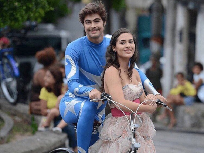 Rafa Vitti e Livian Aragão em cena do filme Os Saltimbancos