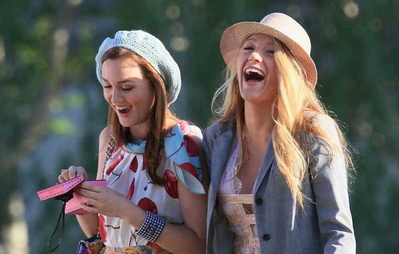 blair e serena de gossip girl com chapéu e rindo