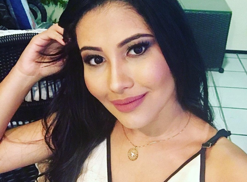 Sefie de Thaynara OG usando blusa branca