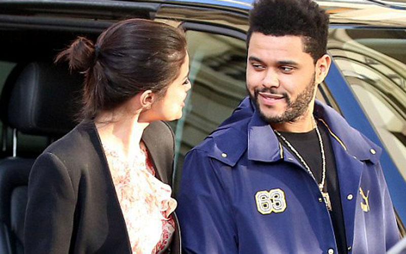 the weeknd olhando apaixonado para selena gomez