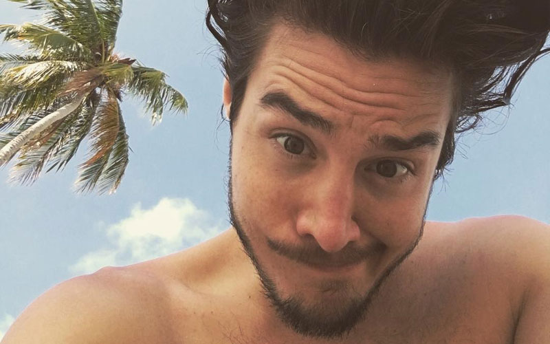 tiago iorc com coque em uma praia